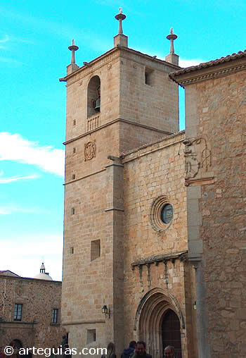 Torre, fachada y puerta sur de la Catedral de C&aacute;ceres