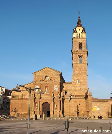 Fachada principal de la Catedral de Calahorra en una tarde soleada