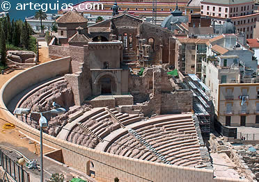 La catedral vieja junto al teatro romano