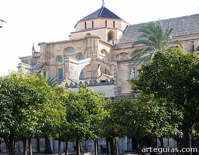Iglesia renacentista cristiana vista desde el Palacio de los Naranjos
