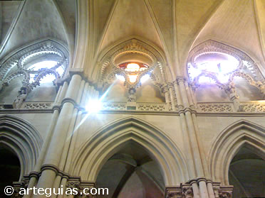 Nave central con el falso triforio