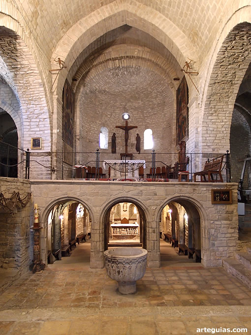 Catedral de Roda de Is&aacute;bena: nave central con el &aacute;bside y la cripta