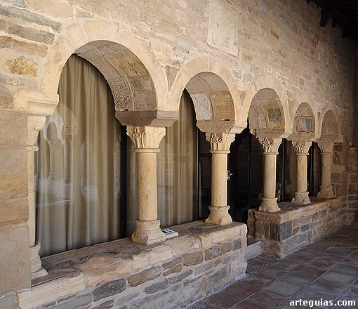Catedral de Roda de Is&aacute;bena: entrada a la antigua sala capitular