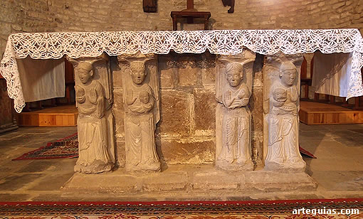 Relieves de los Evangelistas ubicados actualmente en la mesa del altar