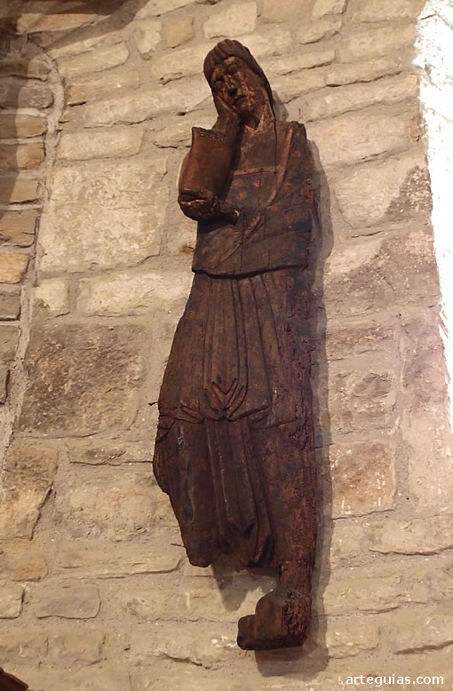 Talla de madera de un Calvario rom&aacute;nico que representa a San Juan Evangelista