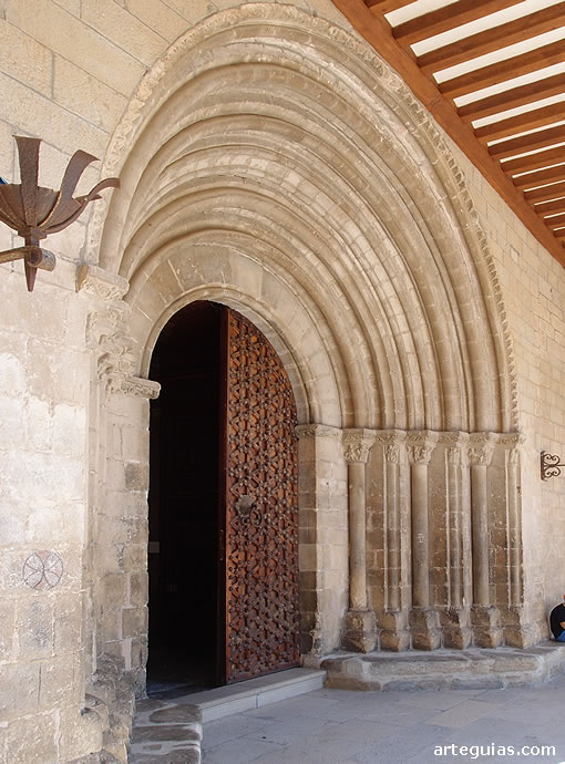 Catedral de Roda de Is&aacute;bena: portada del siglo XIII en el muro meridional
