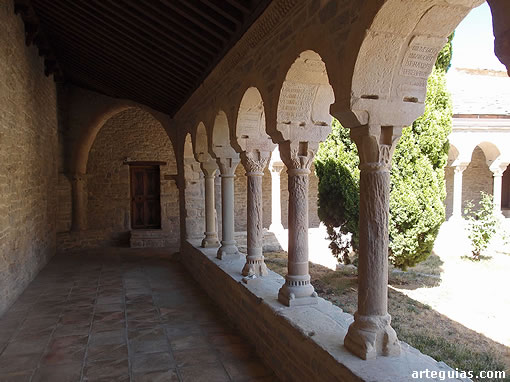 Catedral de Roda de Is&aacute;bena: panda del claustro ubicado al lado norte de la iglesia