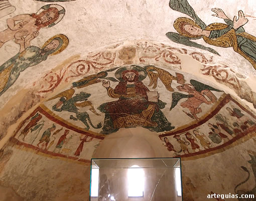 En la cripta norte hay pinturas del siglo XIII en buen estado de conservaci&oacute;n