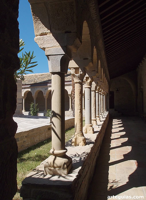Claustro de la ex-catedral de Roda de Is&aacute;bena