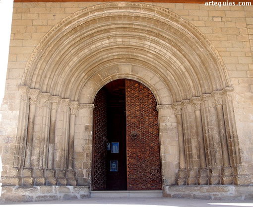 Catedral de Roda de Is&aacute;bena: monumental puerta tardorrom&aacute;nica