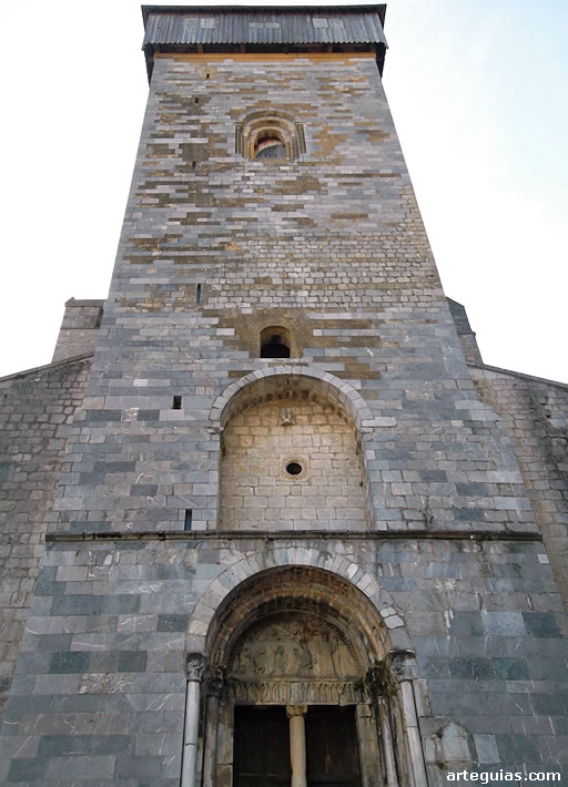 Fachada oeste completamente rom&aacute;nica