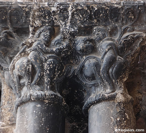 Capitel de la puerta