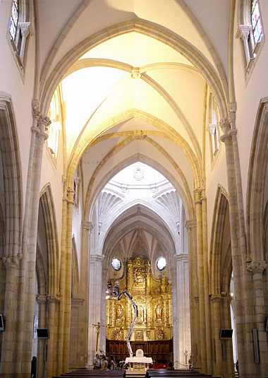 Nave central de la iglesia alta