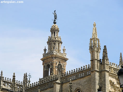 Catedral de Sevilla con el cuerpo de campanas de la Giralda al fondo