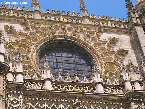 Roset&oacute;n con formas g&oacute;ticas flam&iacute;geras