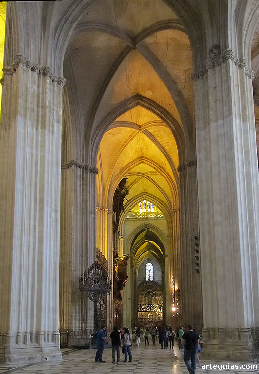 Catedral de Sevilla: una de las naves laterales. Se aprecia la inmensidad del templo
