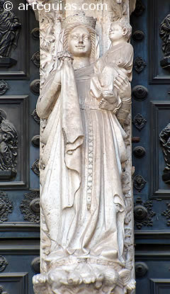 Virgen y el Ni&ntilde;o en el mainel de la Puerta del Reloj