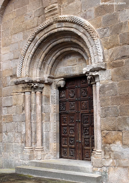 Portada rom&aacute;nica del costado norte