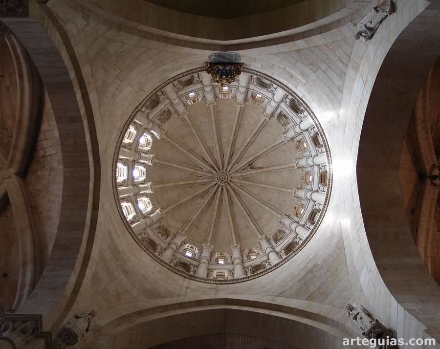 Cimborrio de la catedral sobre las cuatro pechinas de los arcos torales