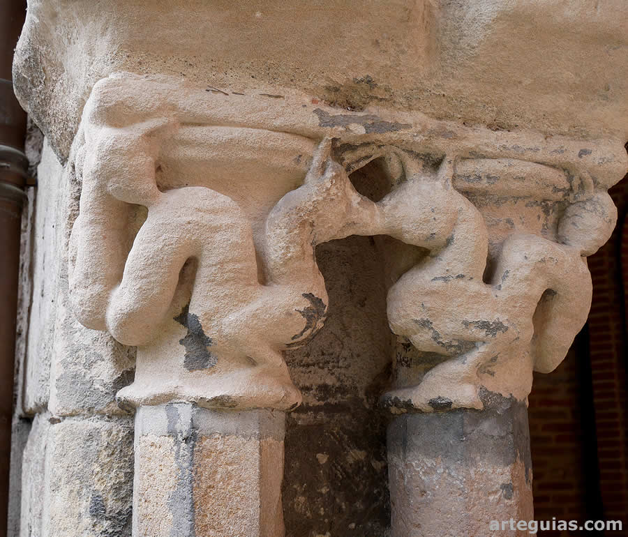 Capiteles del claustro con animales fant&aacute;sticos