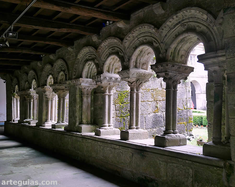 Colegiata de Sar: panda rom&aacute;nica del claustro