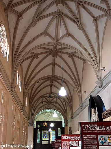 Claustro de la catedral de Tarazona. b&oacute;vedas de las pandas