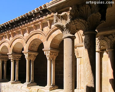 Columnas y arquer&iacute;as del claustro rom&aacute;nico