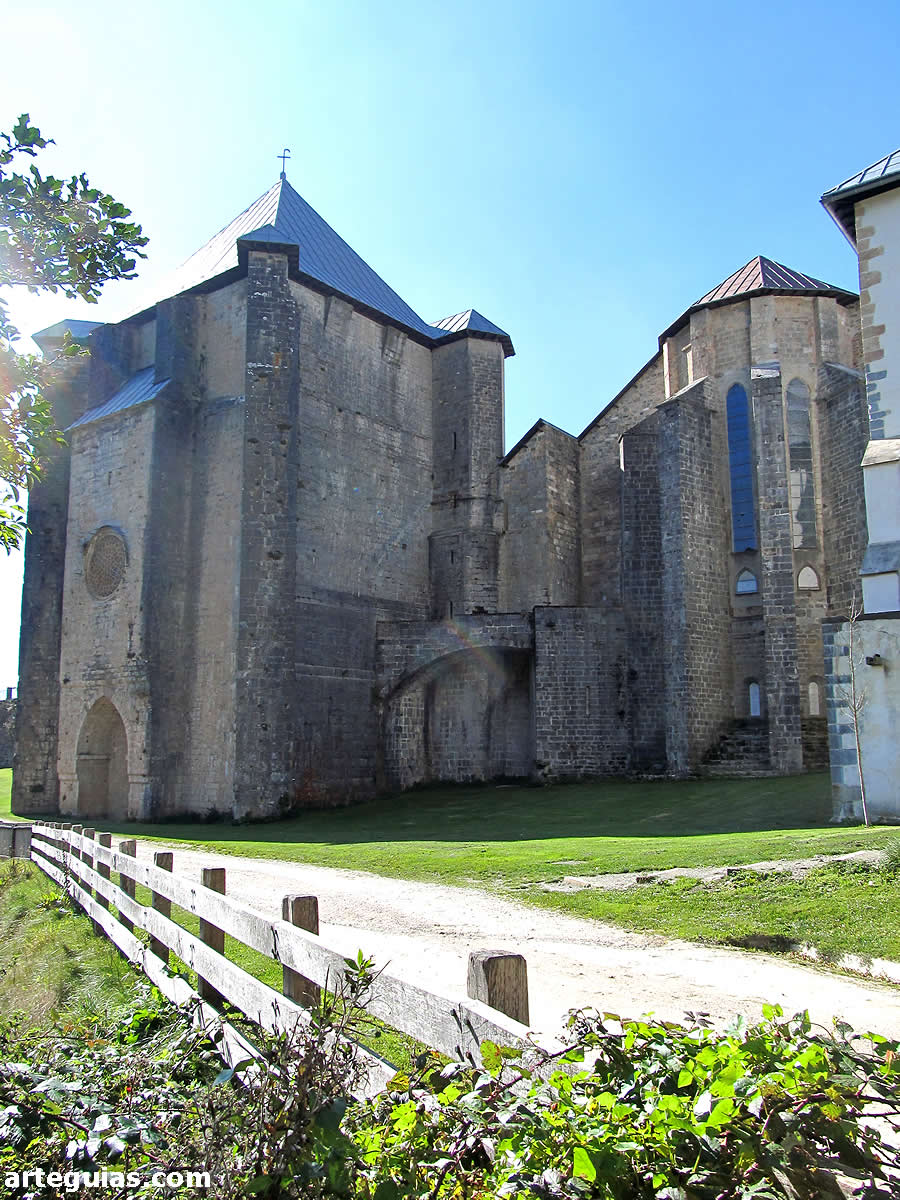 Cabecera de la Colegiata de Roncesvalles junto al testero de la Capilla de San Agust&iacute;n
