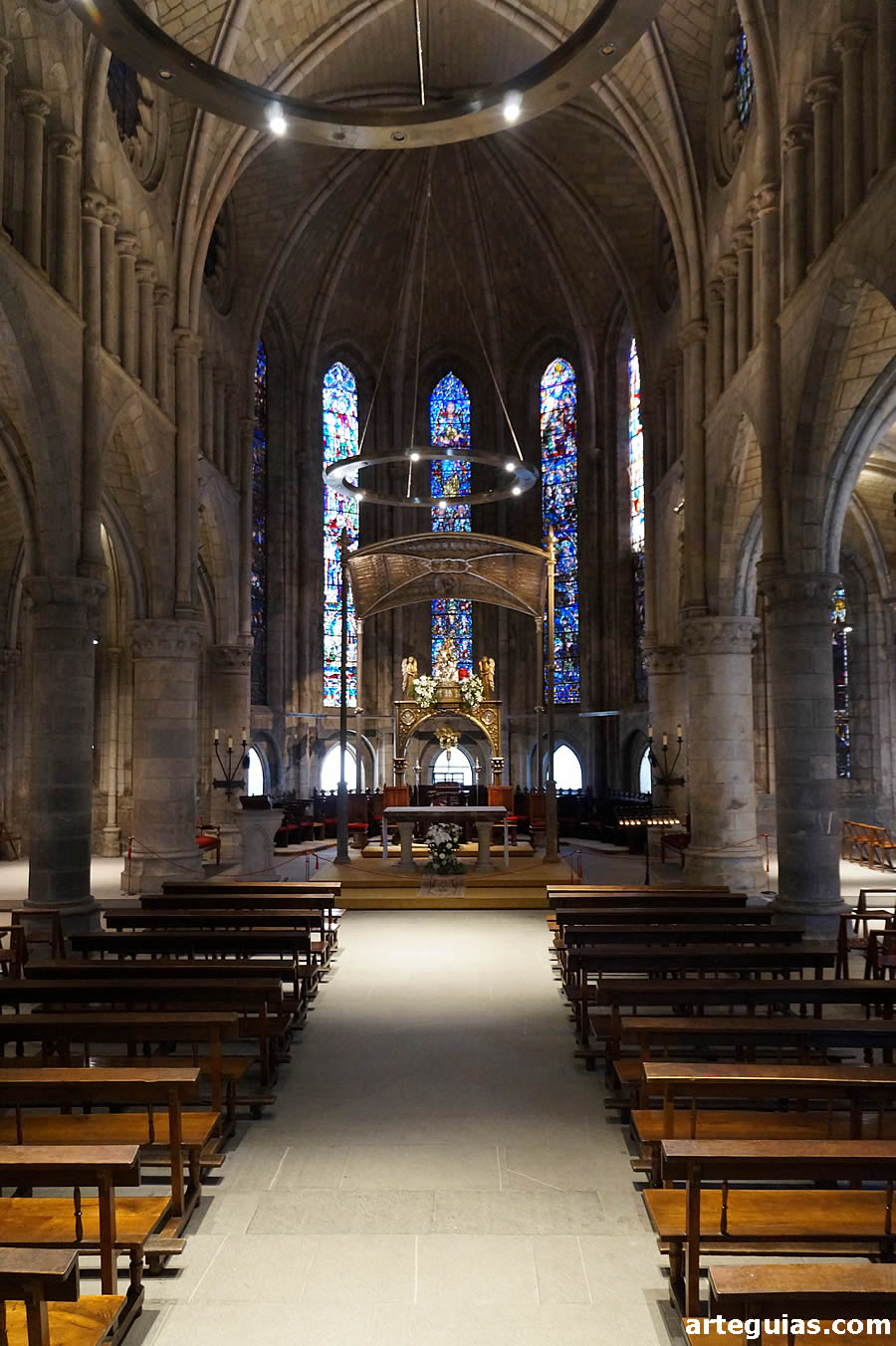 Espl&eacute;ndido aspecto interior de la nave central de la Colegiata de Roncesvalles