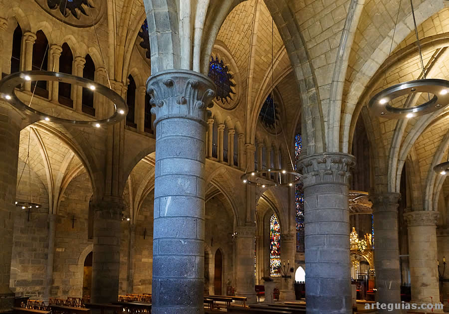 La arquitectura de la Colegiata de Roncesvalles es un ejemplo puro del llamado "G&oacute;tico Temprano" franc&eacute;s