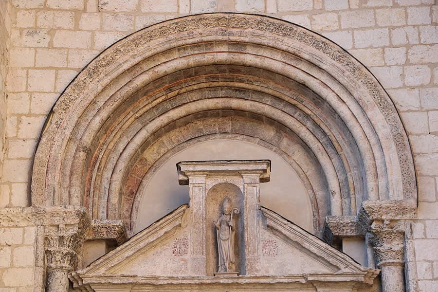 Puerta rom&aacute;nica en el muro norte de la colegiata