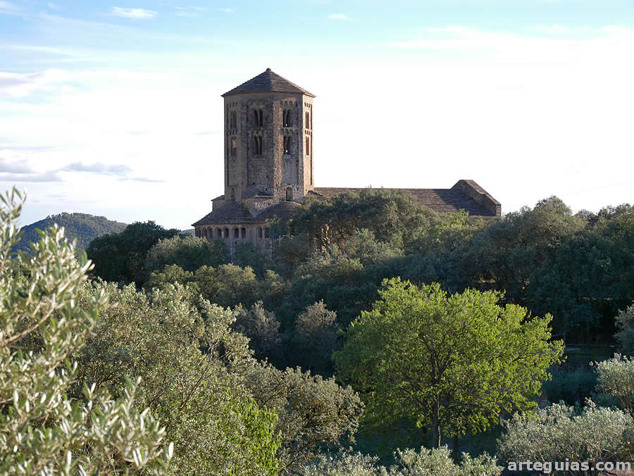 Sant Pere de Ponts se encuentra en un paraje precioso rodeado de bosque