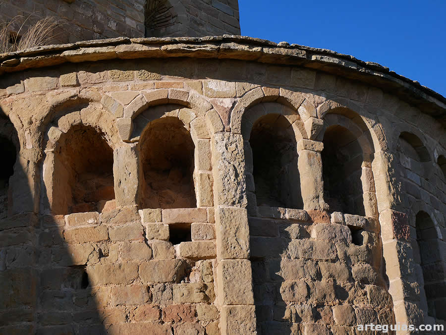 Nichos en la parte superior de la cabecera. Sant Pere de Ponts