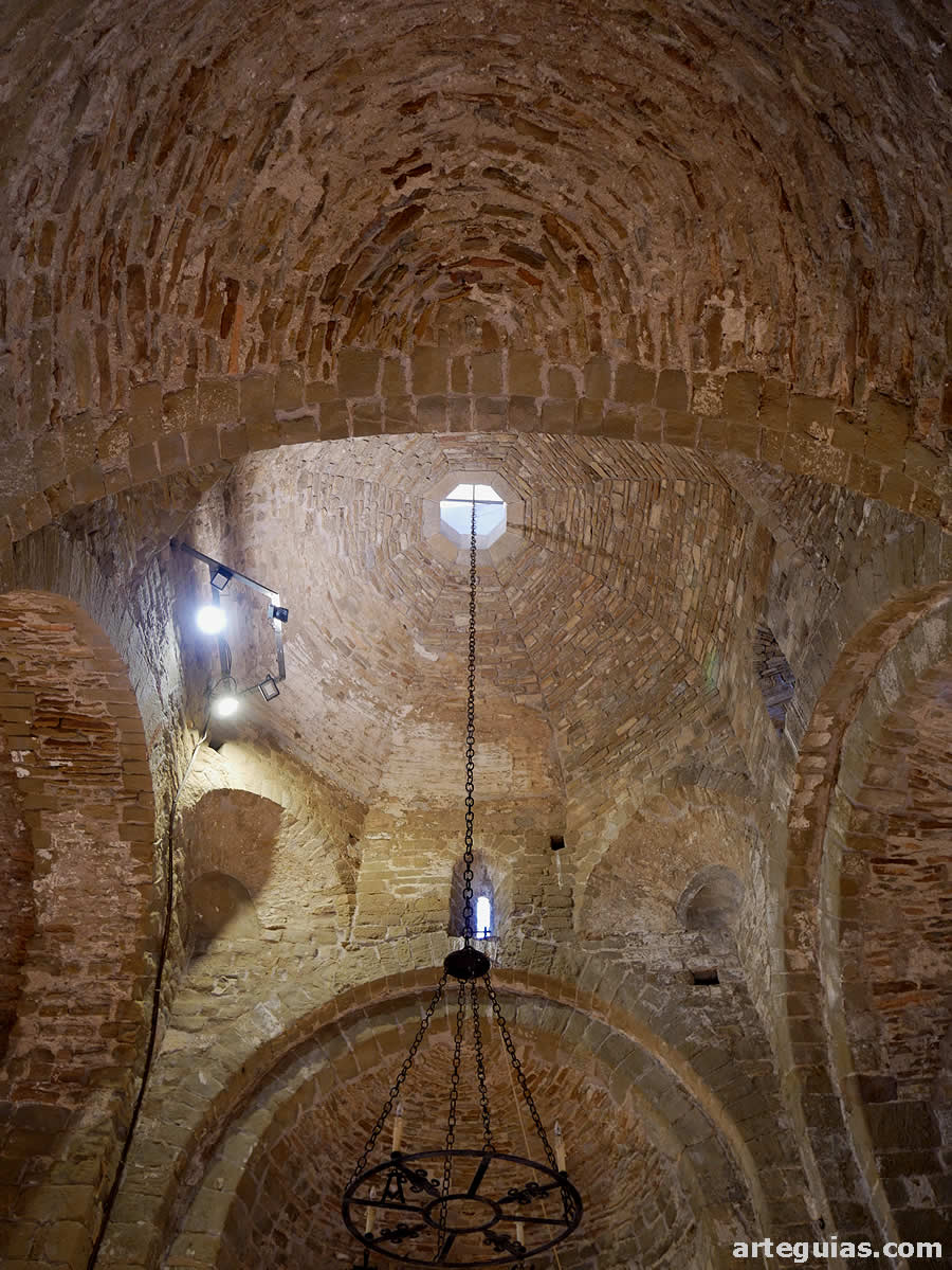 B&oacute;vedas de la cabecera y el crucero con su b&oacute;veda esquifada de ocho pa&ntilde;os que semeja una c&uacute;pula