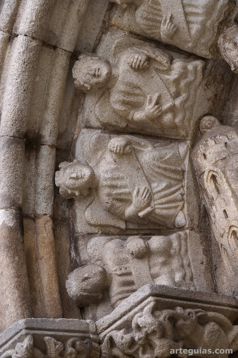 Arquivolta con &aacute;ngeles portando filacterias