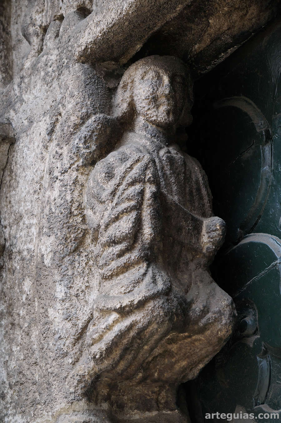 &Aacute;ngel en una de las mochetas de la iglesia