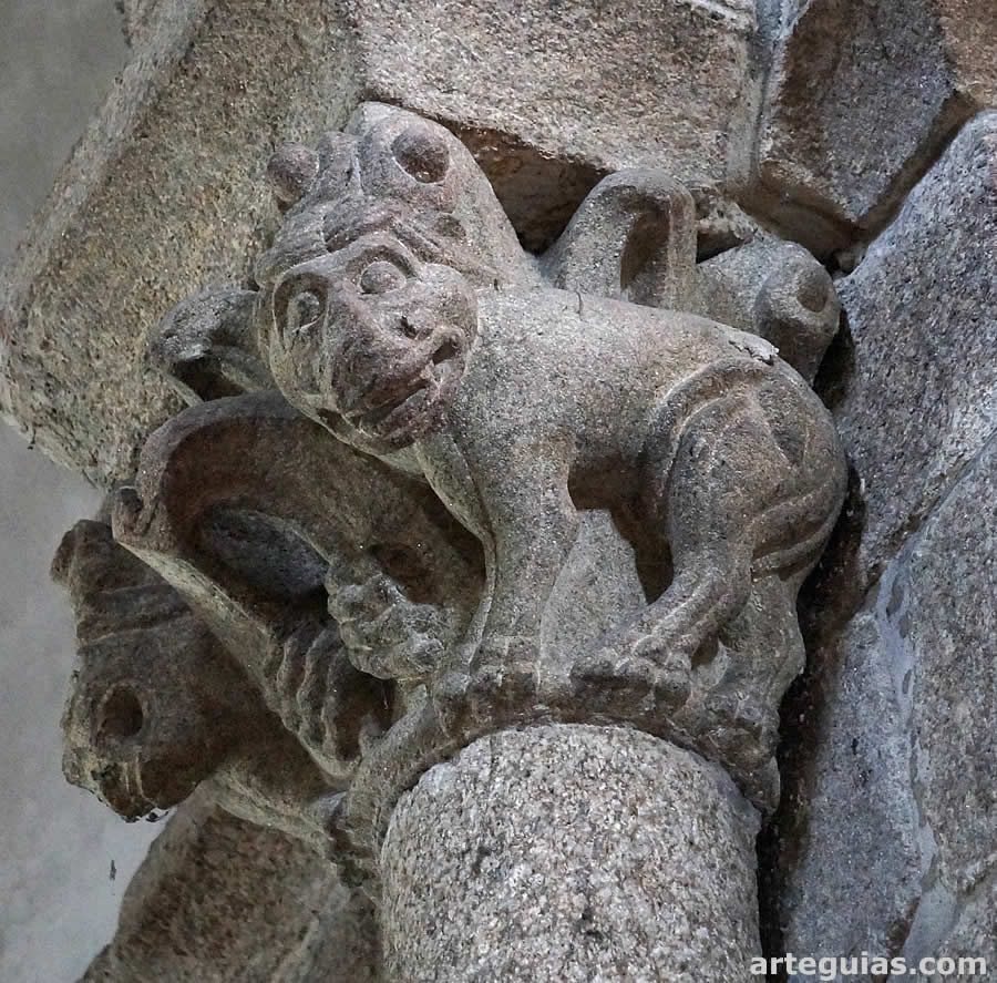 Capitel de leones en uno de los &aacute;bsides