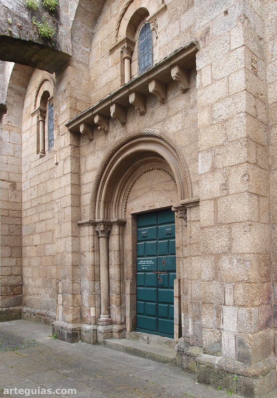 Puerta rom&aacute;nica del muro septentrional