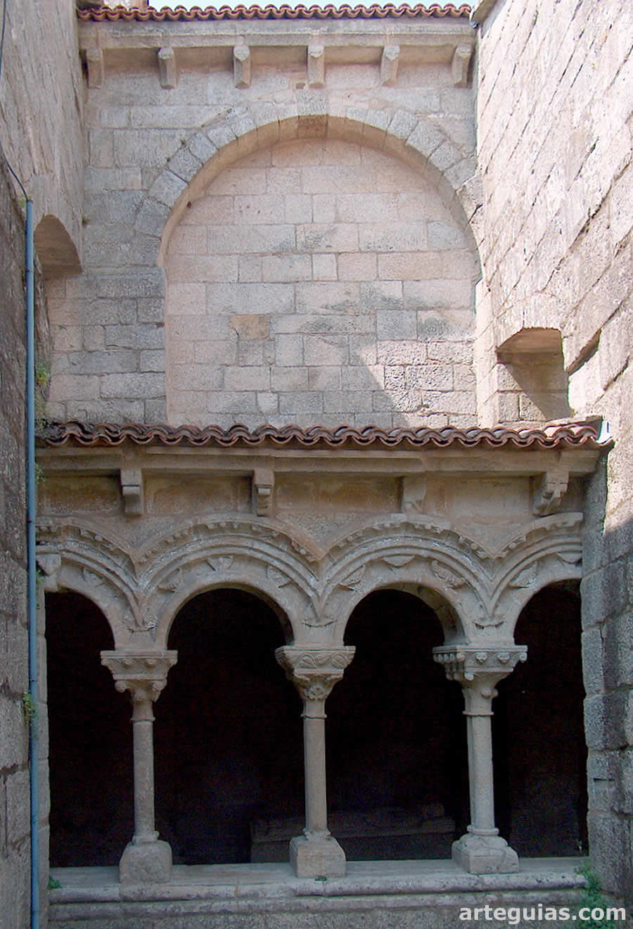 Vista de la arquer&iacute;a rom&aacute;nica norte desde el patio