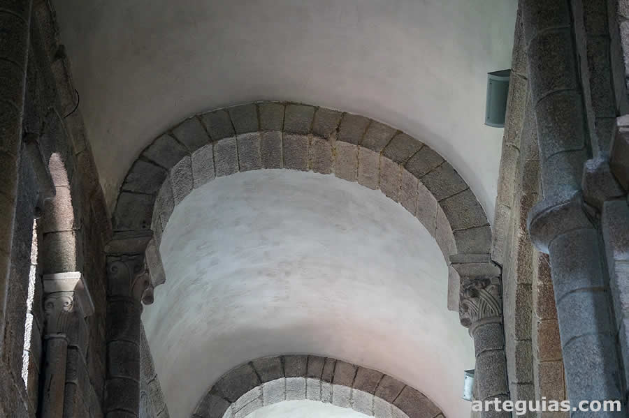 Arco faj&oacute;n deformado por el empuje de la b&oacute;veda de medio ca&ntilde;&oacute;n central