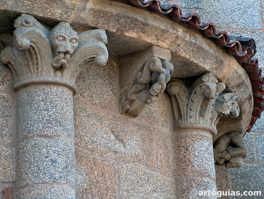 Cornisa de uno de los &aacute;bsides de la Colegiata de Sar