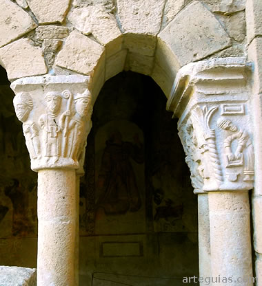 Ceremonia de consagraci&oacute;n de la colegiata en uno de los capiteles del claustro