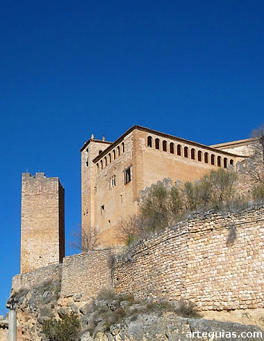 La colegiata de Alqu&eacute;zar y el cintur&oacute;n fortificado