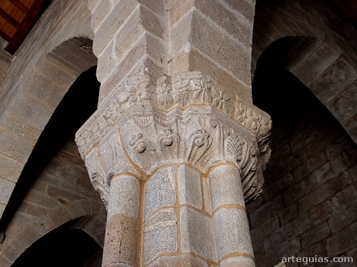 Colegiata de Santa Mar&iacute;a de Baiona: tipo de pilar con columnas del interior