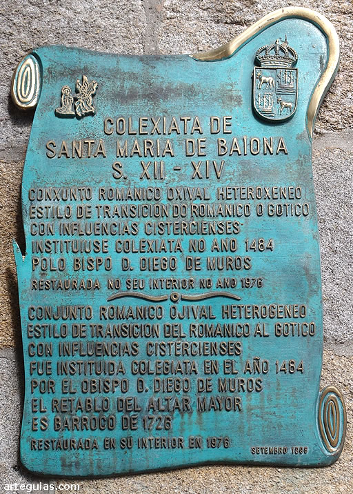 Letrero que explica parte de la historia de la colegiata de Baiona