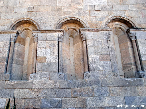 Tres ventanales en el muro de cierre de l &aacute;bside central