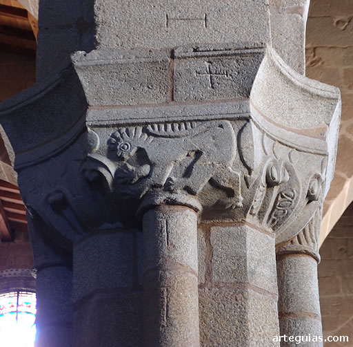 Capitel con un le&oacute;n