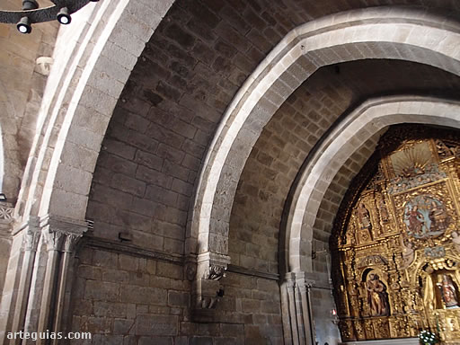 B&oacute;veda de medio ca&ntilde;&oacute;n apuntado con arcos  fajones