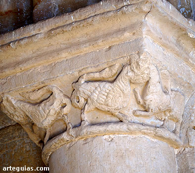 Capitel con animales fant&aacute;sticos en el p&oacute;rtico sur