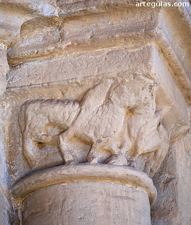 Capitel del p&oacute;rtico: ceones enfrentados